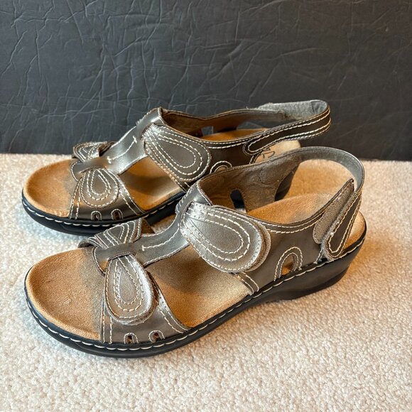 Clarks Women's Sandals Size 9 Bronze Metallic Leather Wedge slide 15260 - Picture 1 of 10